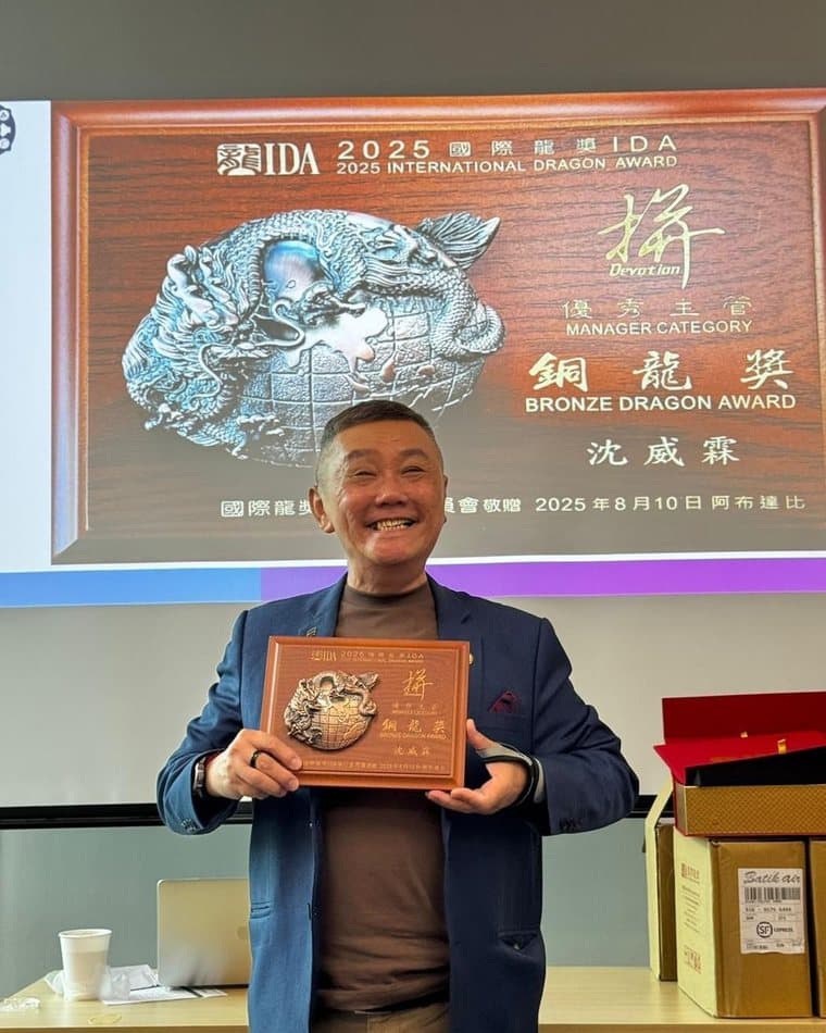 Sim Willing holding the Bronze Dragon Award plaque, International Dragon Award 2025.